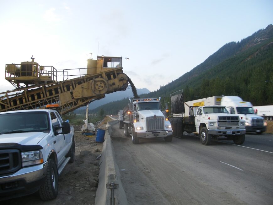 The Hyaks Loading dump truck with the belt loader