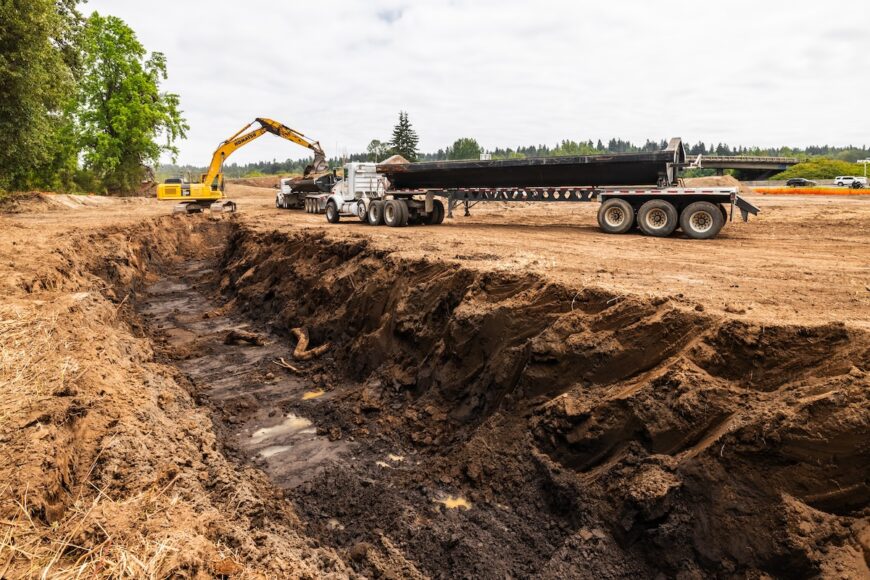 SR167 excavator loading side dump truck